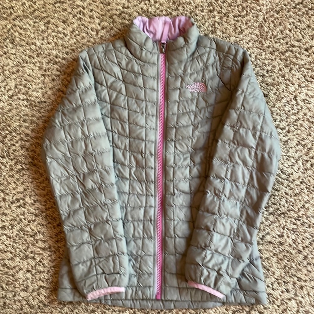 Northface Girls Thermoball Lightweight puffer full zip no hood. Excellent size M
